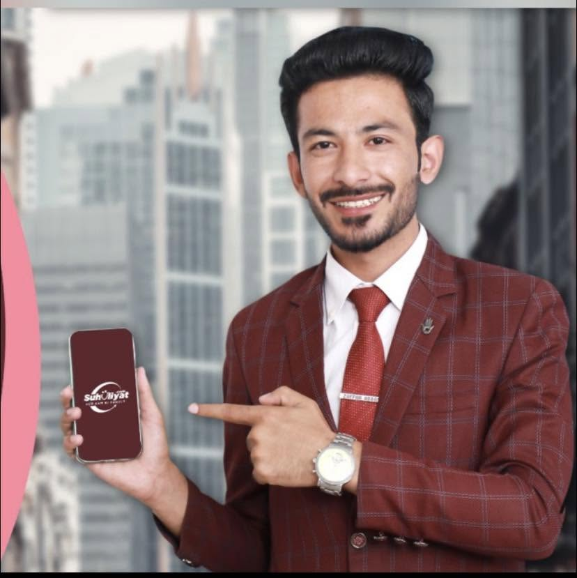 Zafar Abbas Karbalai presenting Suhuliyat.com on a smartphone